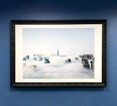 cadre noir avec passe-partout et photo d'une skyline