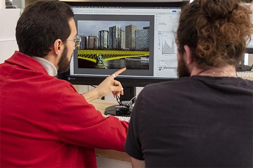 deux personnes procédant à des retouches numériques sur photo .